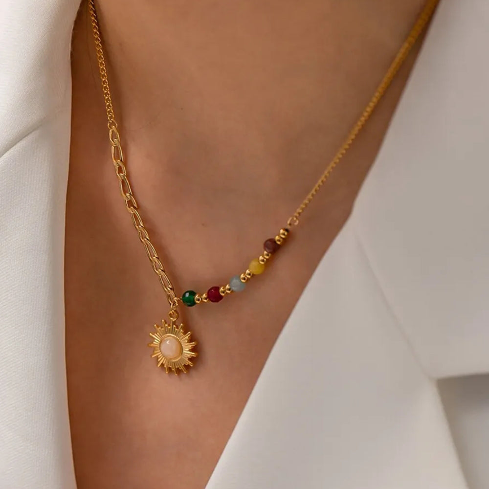 Olivia - Aranyszínű nyaklánc színes gyöngyökkel