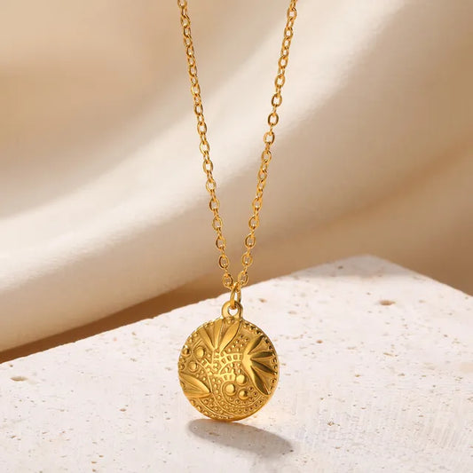 Isabella - Aranyszínű nyaklánc levél mintázatú medállal